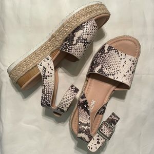 Espadrilles low platform flat sandals